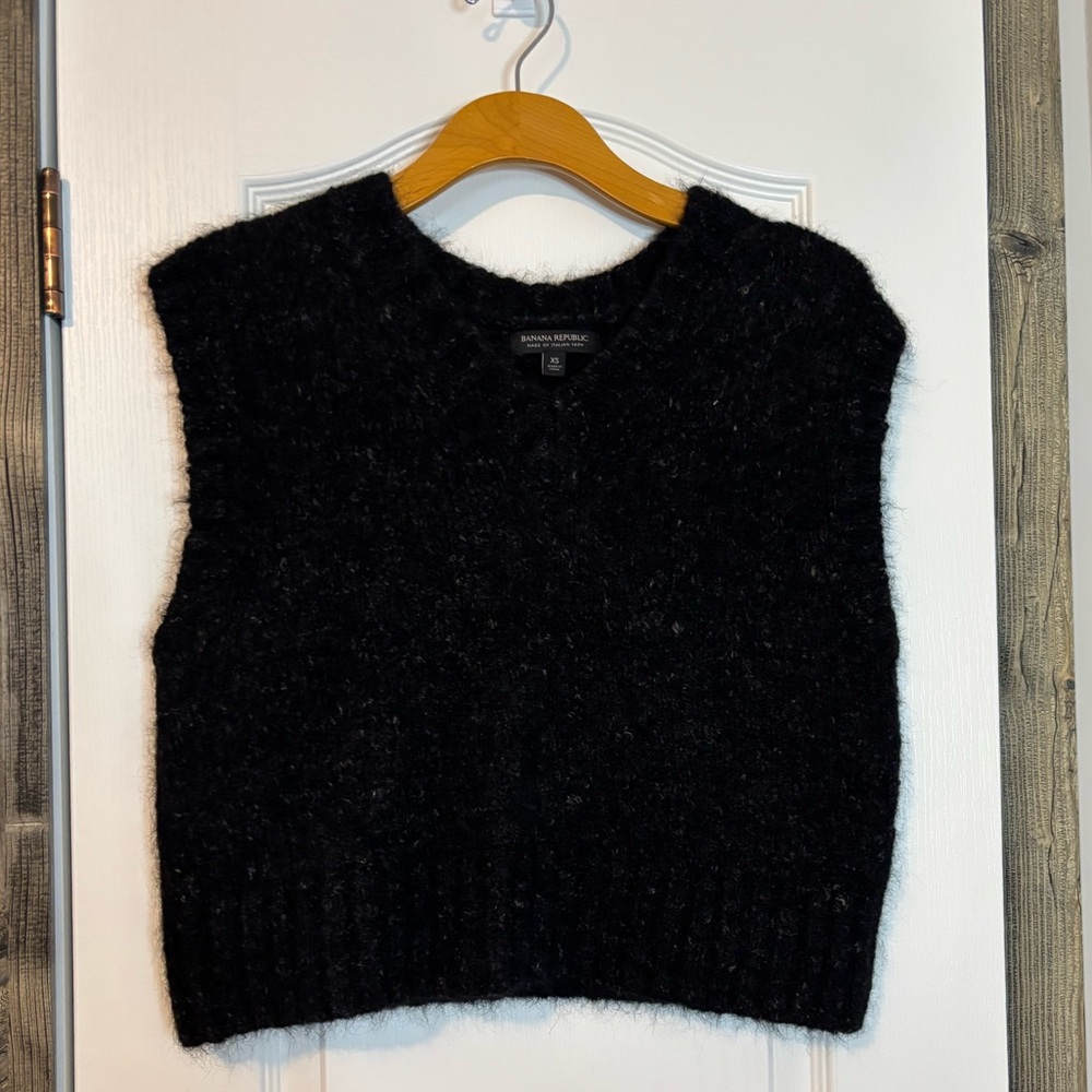 Banana Republic Black Fuzzy Knit Italian yarn Sleeveless Crew Vest size Xs
